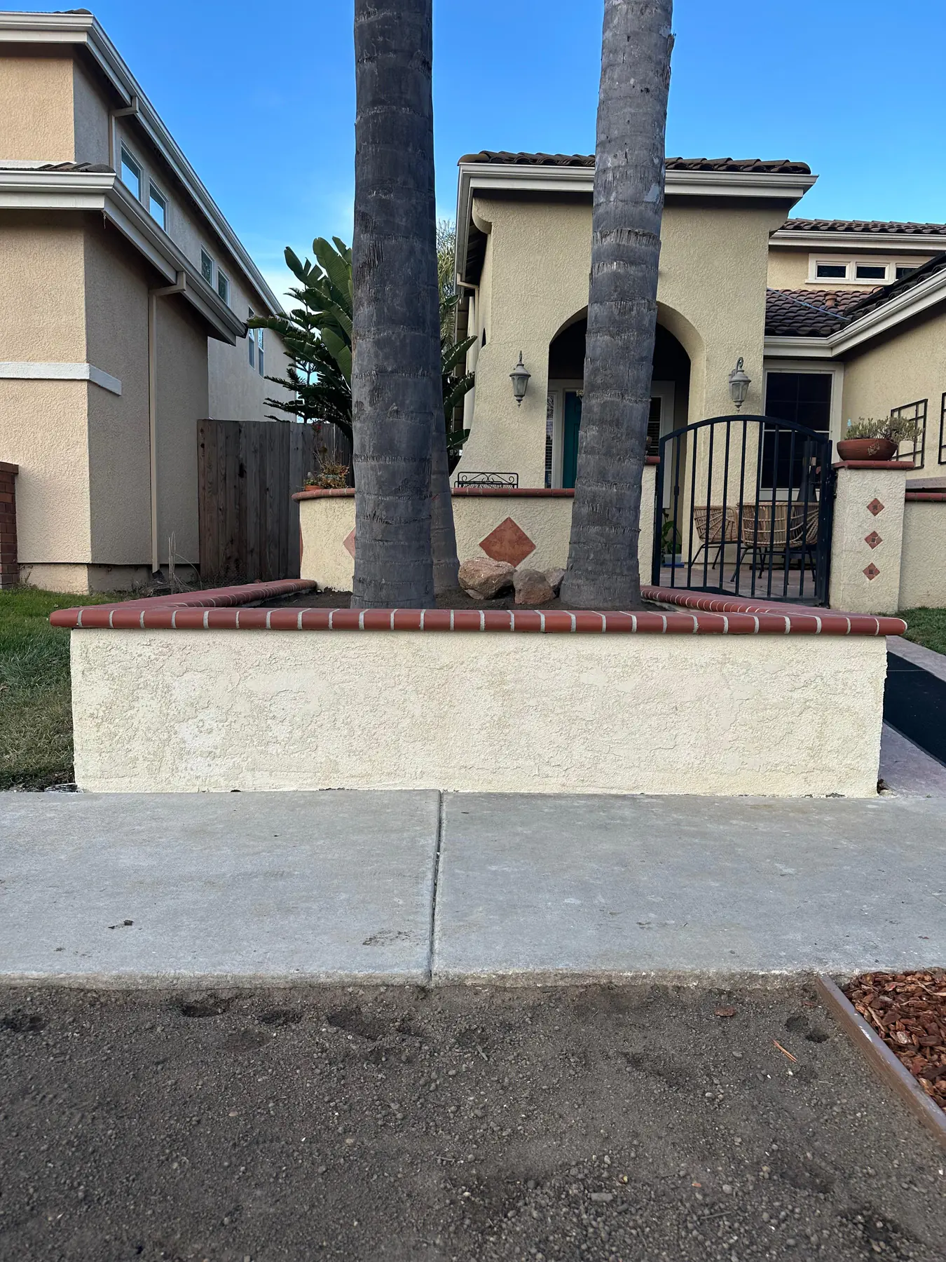 Finished landscape wall with decorative cap